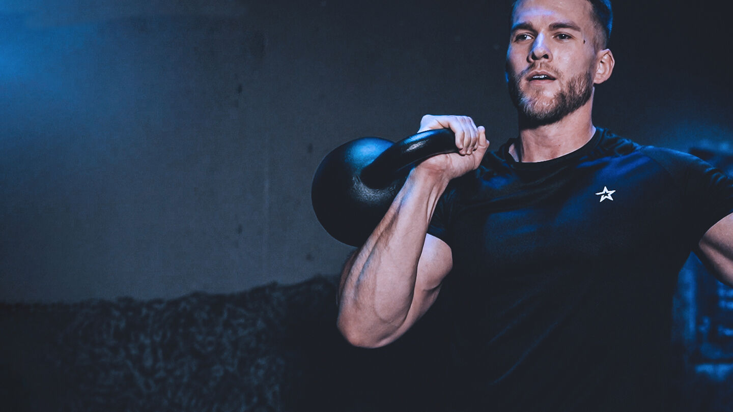 kille med kettlebell